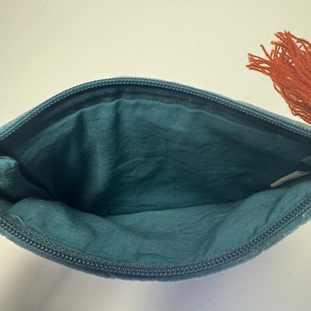 Hand‎ embroidered initial velvet pouch with tassel and the letter ‘Y’ - Picture 5 of 7